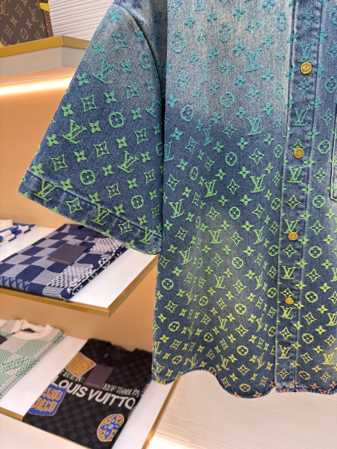 LOUIS VUITTON Gradient color jacquard denim short-sleeved shirt ●Authentic product: purchased and developed for 16900 ●Item number: 1680136-B70 ●Material: denim fabric ●Technology: jacquard gradient production ●Version: fitted version ●Weight: about 880 grams ●Size: XS-S-M-L ●Description: The fabric is made of 10s*7s combed cotton denim, matched with 60s twill Tencel cotton lining, purchased Y version color matching, ordered and dyed 4 color weft yarns, referring to the Y version color gradient level, single color yarn hand-numbered fabric organization, 1:1 restoration of pattern painting jacquard device, weft yarn is made of 100% cotton yarn, the fabric is woven with a rapier jacquard machine, purely hand-made single-piece cutting, front and rear trouser waistbands are all It is cut with positioning flowers. The two patch pockets on the back are made of restored flowers. All the trousers hanging ears have the Presbyopia logo in the middle. The triangular hanging ears on the back are made of round flowers on the bottom. The upper two flowers are completely symmetrical and centered, and the details are directly filled out. For the washing process, the plastic sealing film material is used to open the mold and position it. Nine positions are manually sprayed twice for coloring. During this period, the coloring time of the horse must be strictly controlled. If the time is too long, the color will be too dark. If the Y-version effect cannot be achieved, workers must operate quickly and accurately, and then rinse and solidify the color in the later stage. The back waistband is affixed with a cowhide two-layer embossed leather tag, with the brand logo made of rose gold and white copper. The zipper is made of 2# long puller and closed tail zipper made of bronze. The waist button is made of electroplated antique gold and white copper I-shaped plate. The overall wiring is straight and delicate, the fabric is comfortable and soft, and the color is consistent without color difference. It can be matched with the same style to create a fashionable look and control various occasions. Customized accessories, complete with three standards, same style for men and women!
